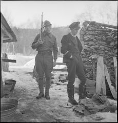 19_officier allemand prisonnier sous la garde d'un légionnaire.jpg